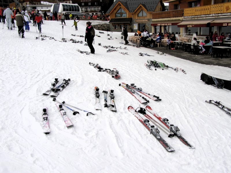 Des skis en vrac