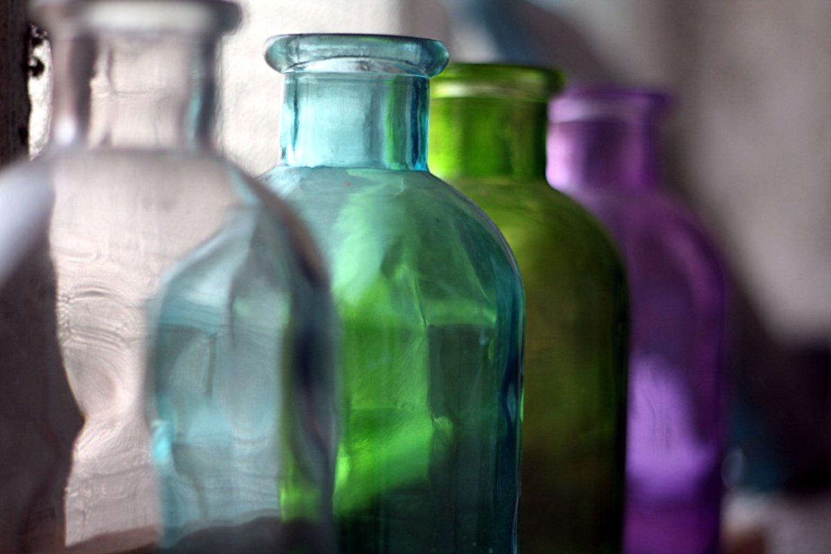 Des bouteilles en verre de couleur