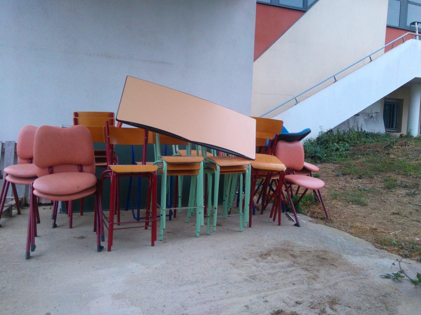 Chaises et tables empilées en vrac