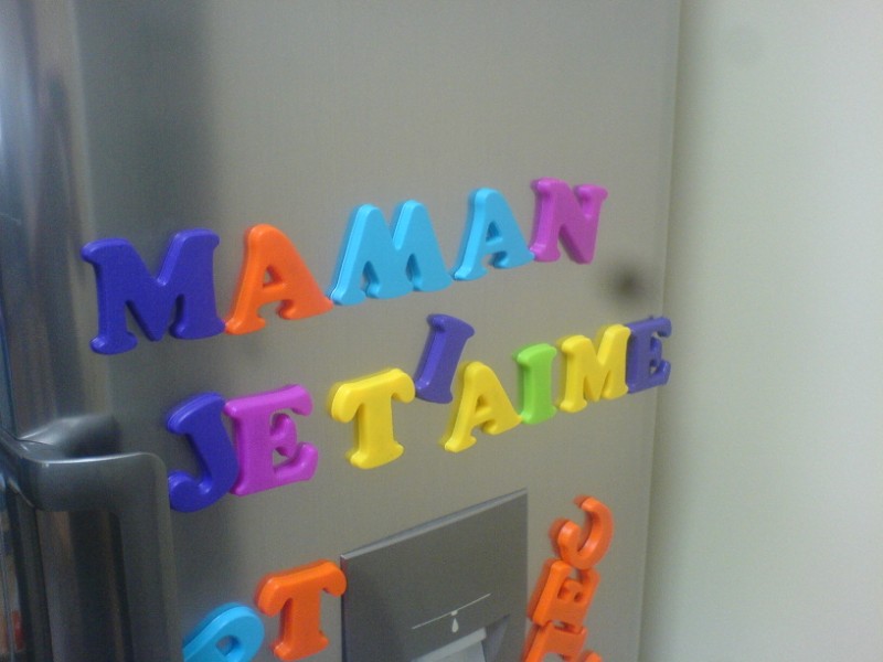 Maman je t'aime en magnets sur le frigo