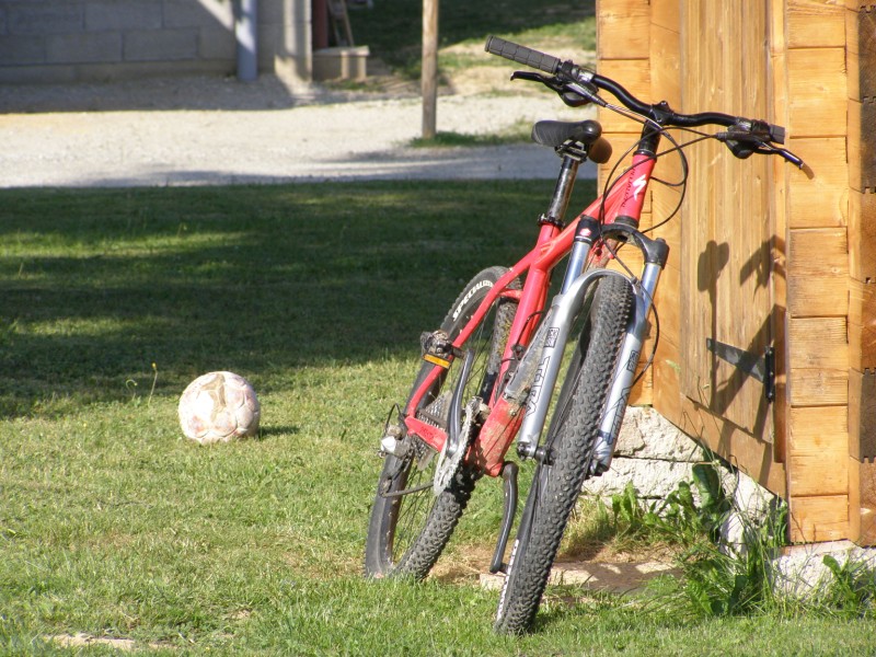 Un vélo posé sur une cabane