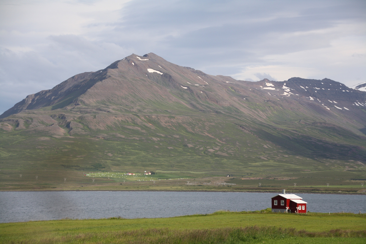 Une maison devant un fjord d'Islande