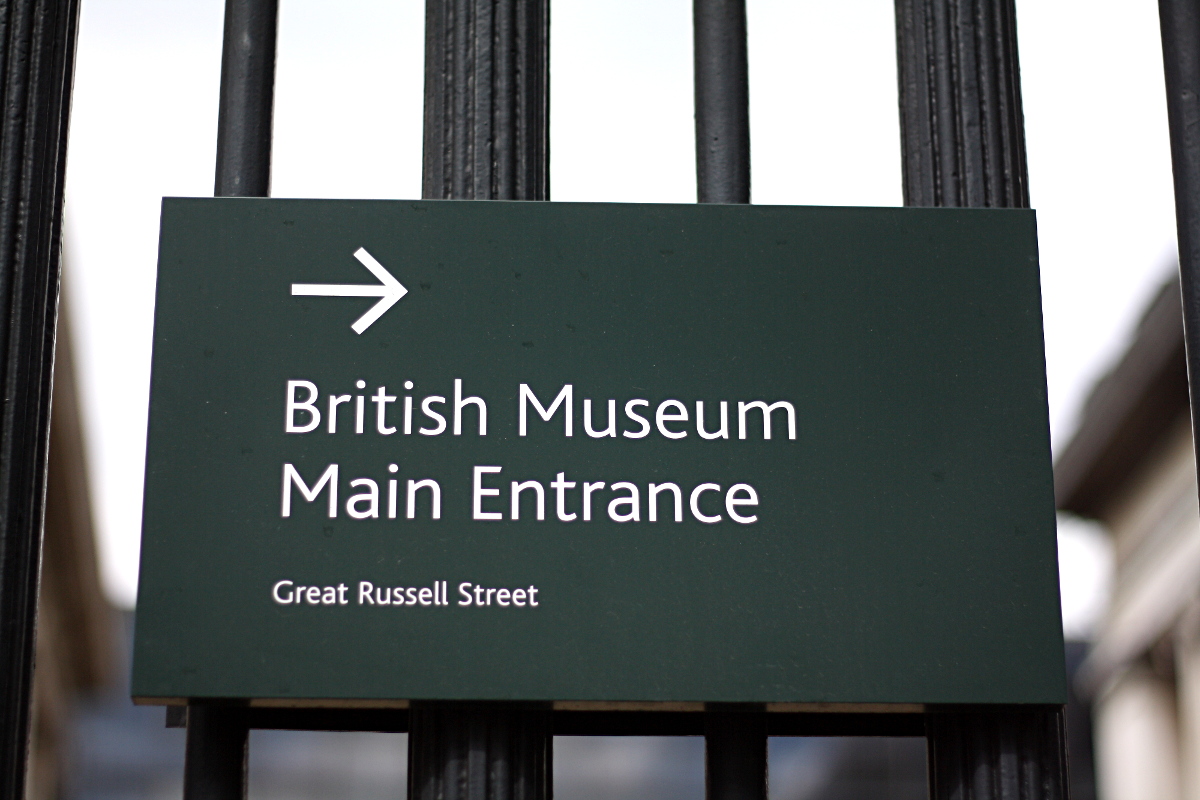 Un panonceau indiquant l'entrée du British Museum
