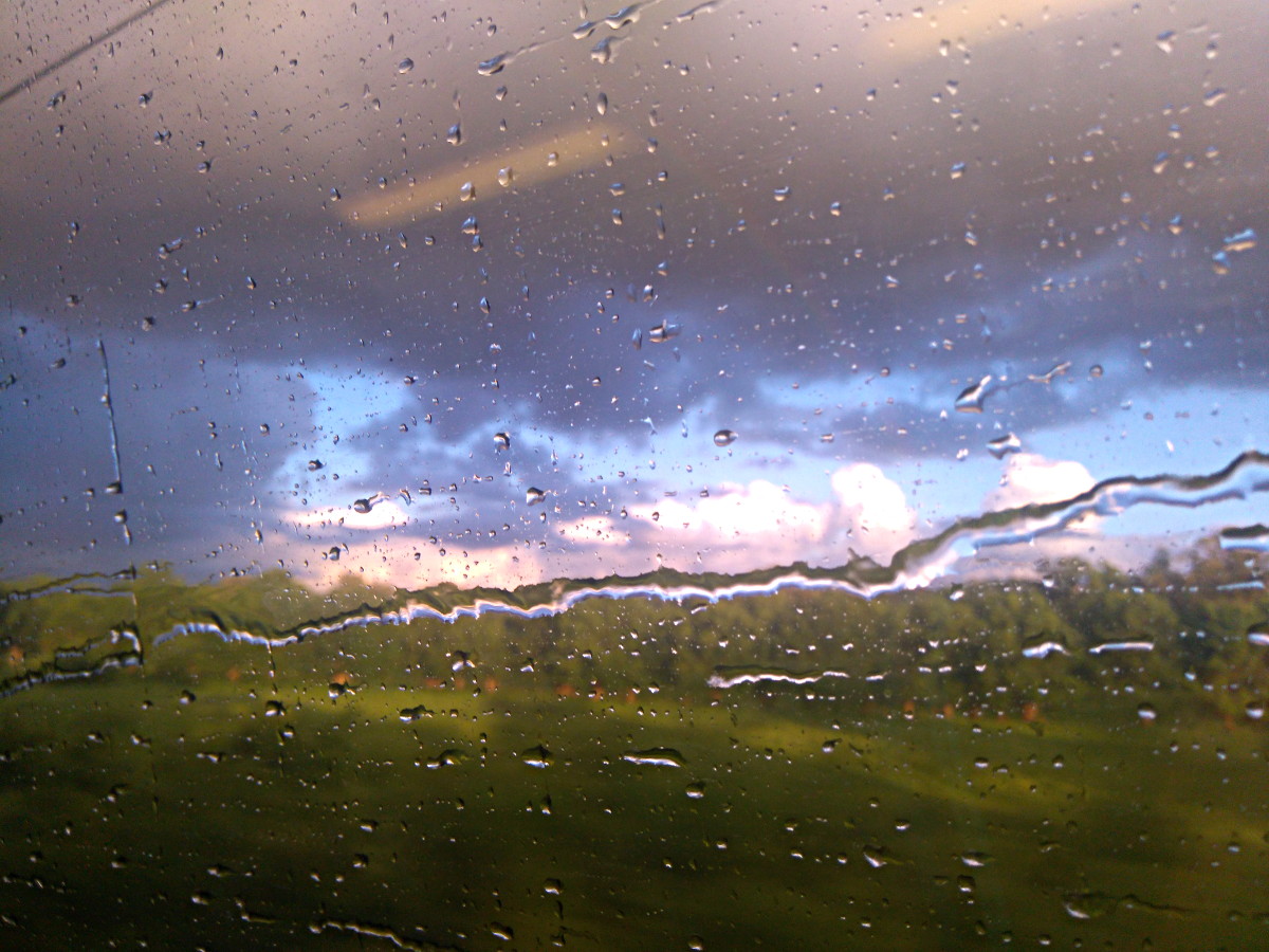 Pluie horizontale sur la vitre du train