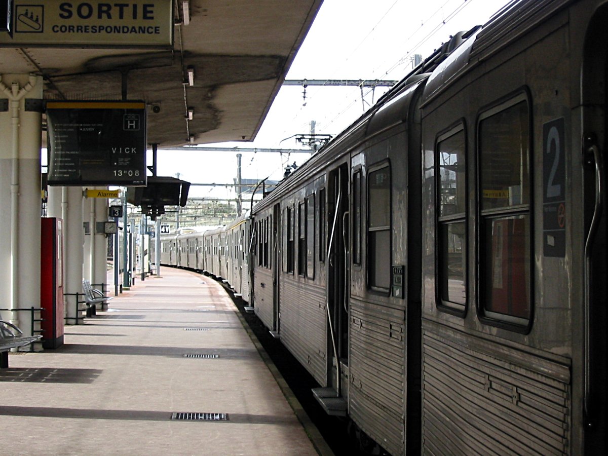 Un RER « boîte de conserve » en 2002
