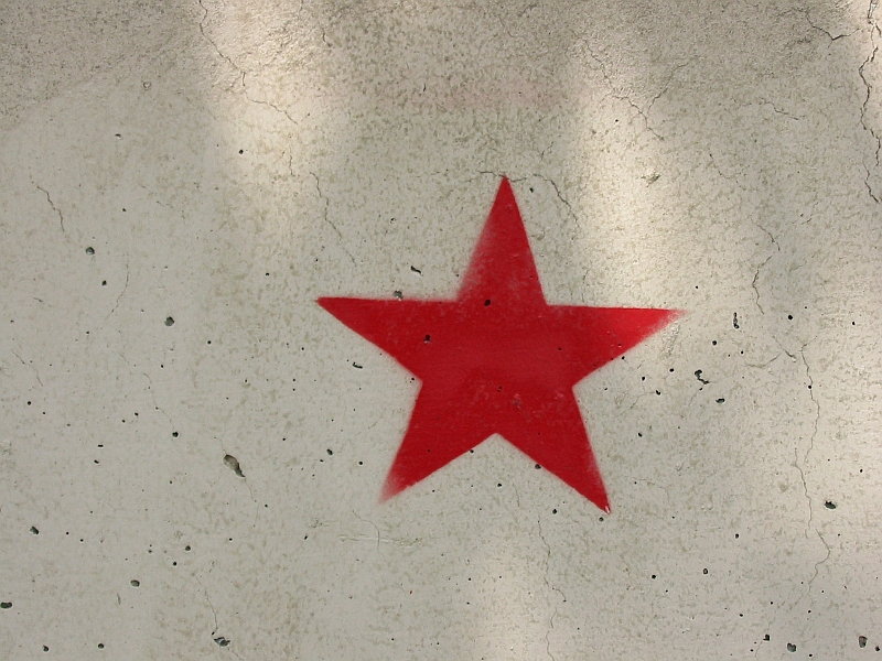 Une étoile rouge peinte sur un mur