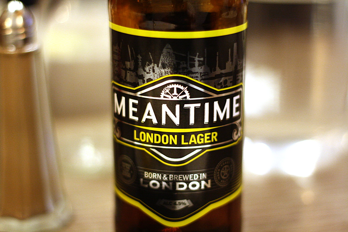 Gros plan sur une étiquette de bière londonienne