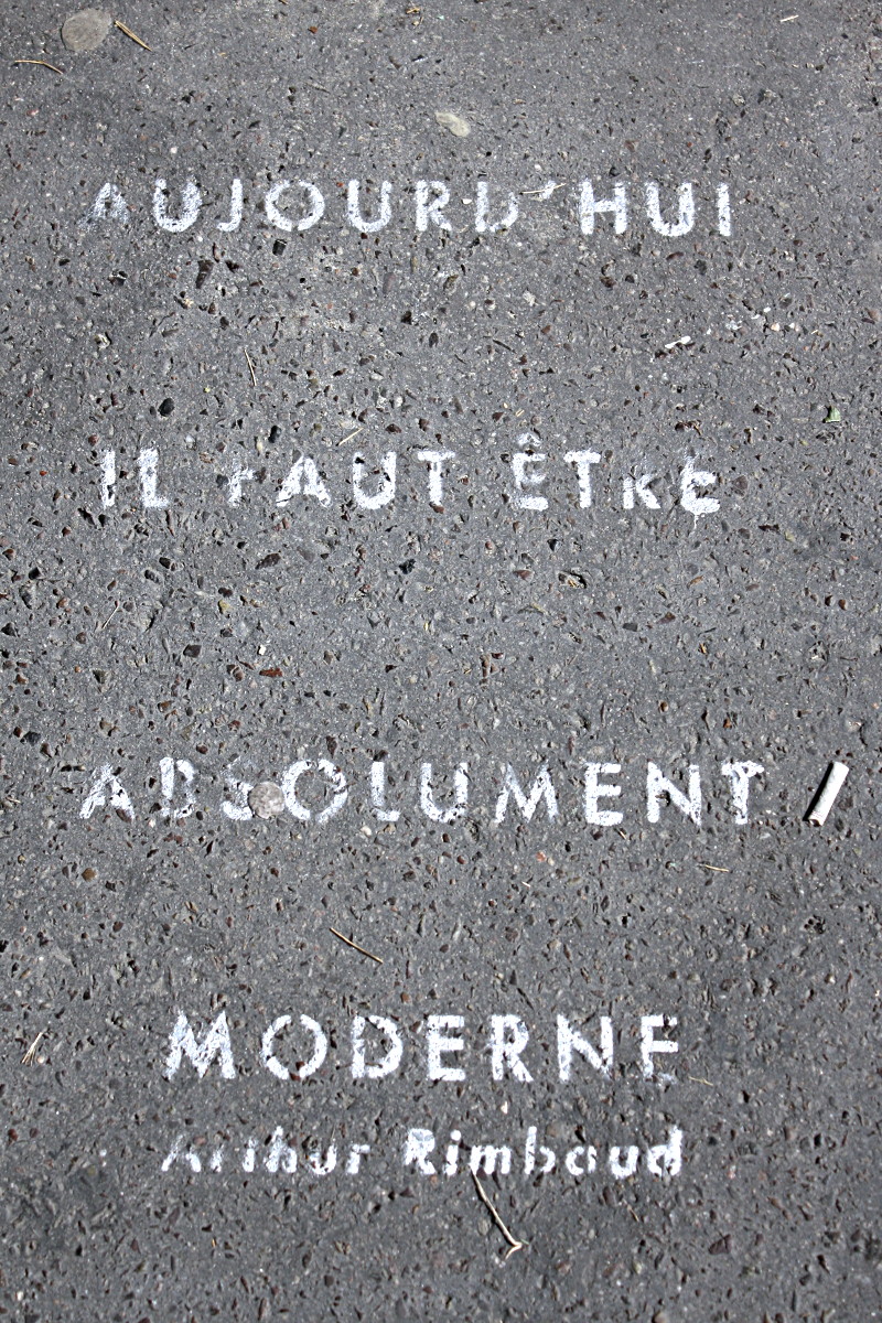 Tag sur le sol : « Aujourd'hui il faut être absolument moderne — Arthur Rimbaud »