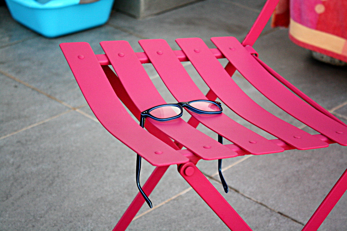 Chaise rose et lunettes de vue