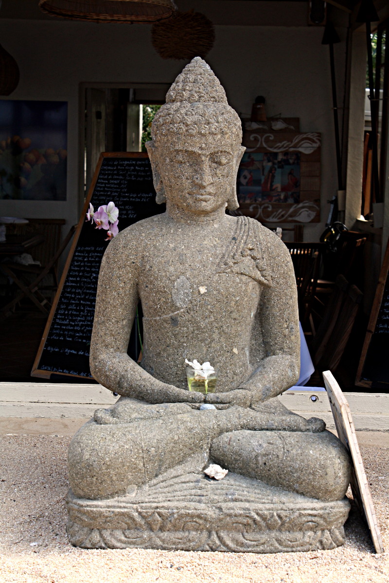 Un Bouddha en grès assis